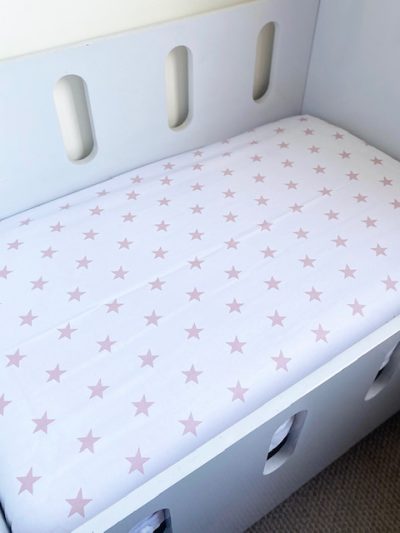 Sábana Bajera Blanca Estrellas Rosa