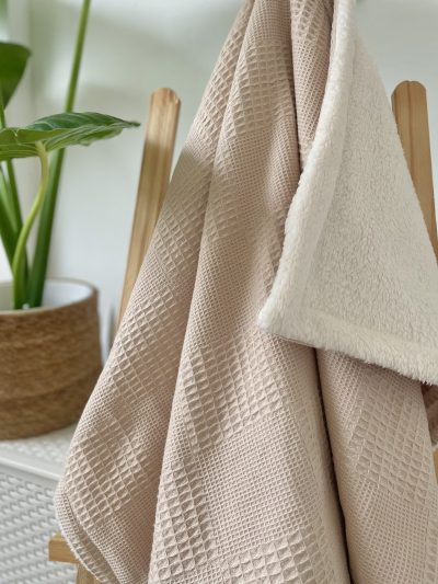 Manta waffle y sherpa color Beige