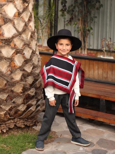 Vestuario Huasito manta negra con rojo
