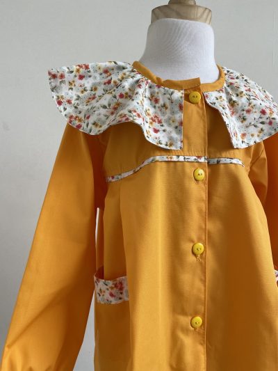 Delantal párvulos amarillo cuello con volado